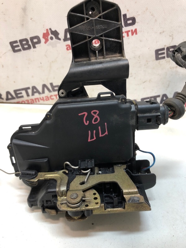 Замок боковой двери передний правый Passat b5 1997 седан AHL 28101