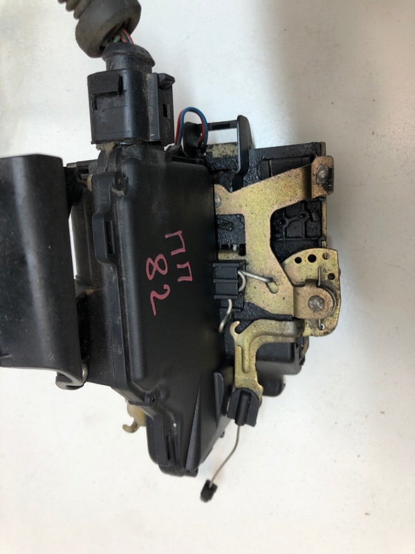 Замок боковой двери передний правый Volkswagen Passat b5 седан AHL 28101