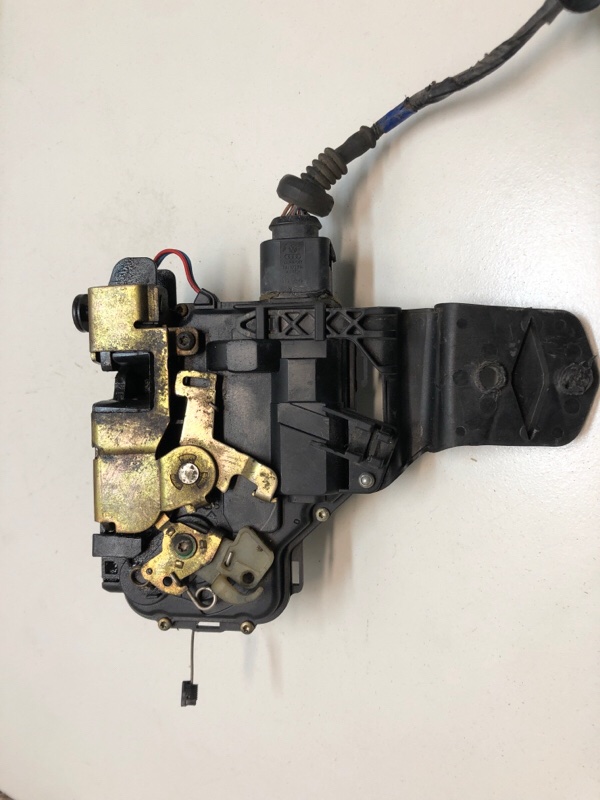 Замок боковой двери передний правый Passat b5 1997 седан AHL 28101