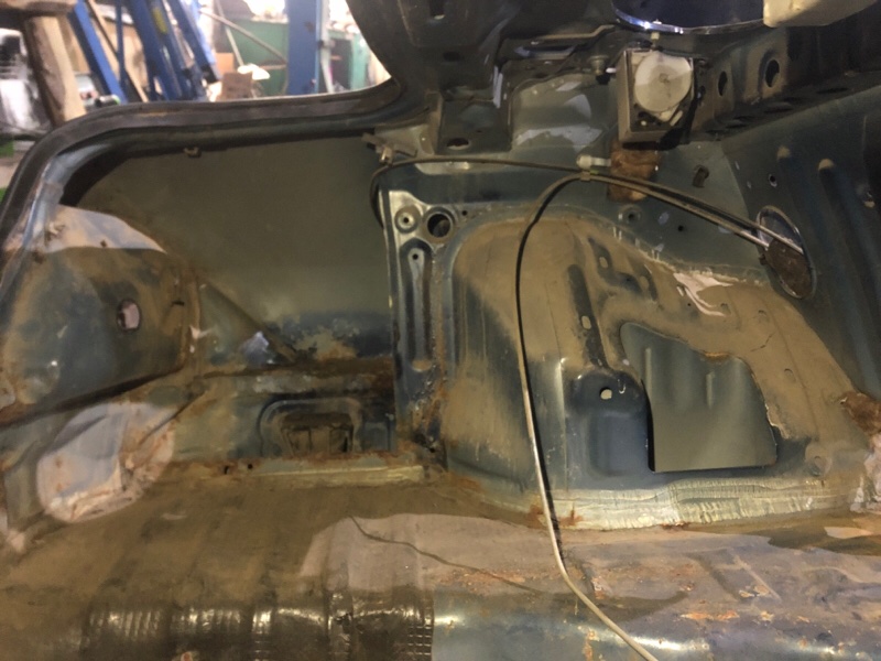 Крыло переднее левое Lancer 9 2004 1.3 4G13