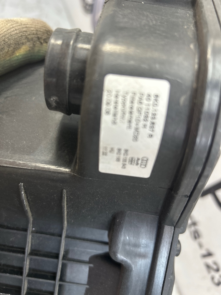 Корпус воздушного фильтра A5 2009 8T 3.2 CAL