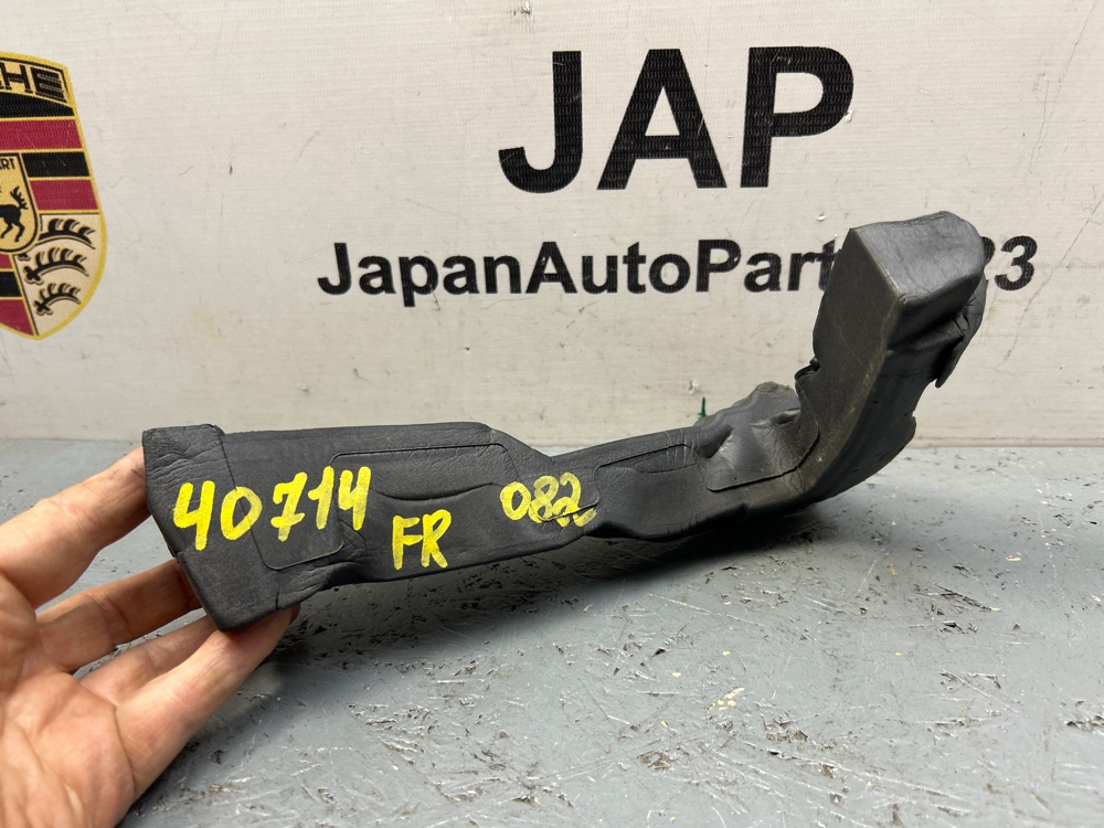 Уплотнитель крыла правый A4 2009