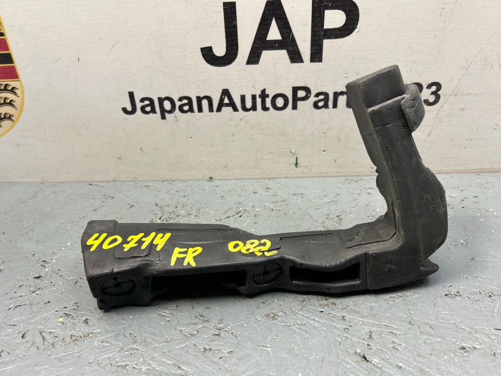 Уплотнитель крыла правый Audi A4