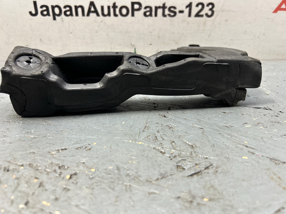 Уплотнитель крыла правый A4 2009