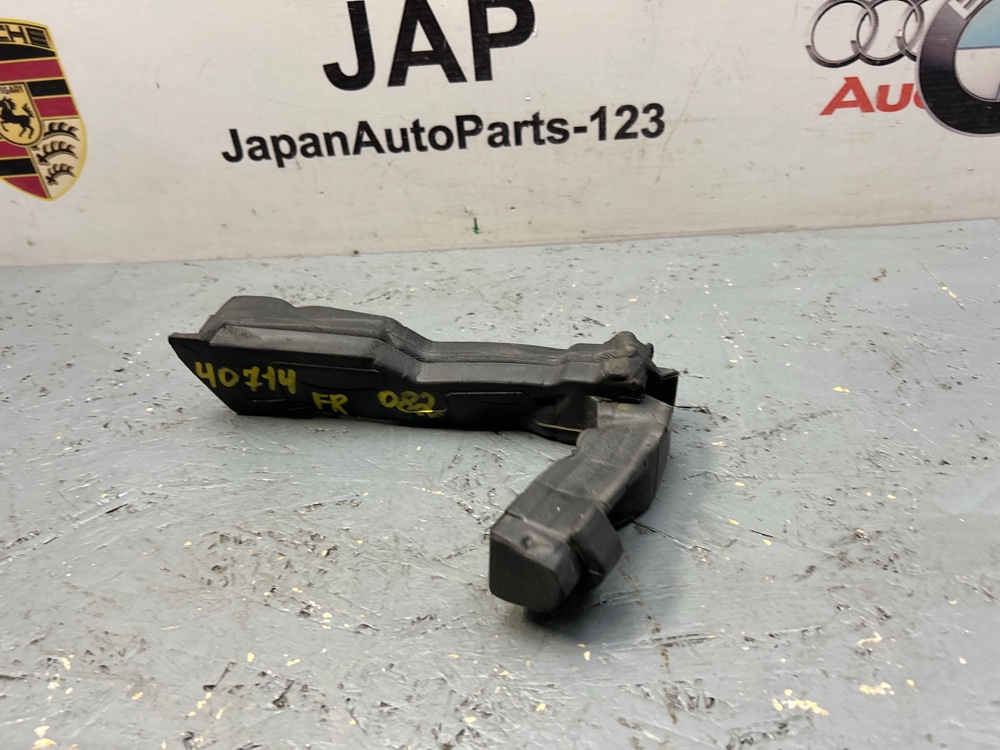 Уплотнитель крыла правый A4 2009