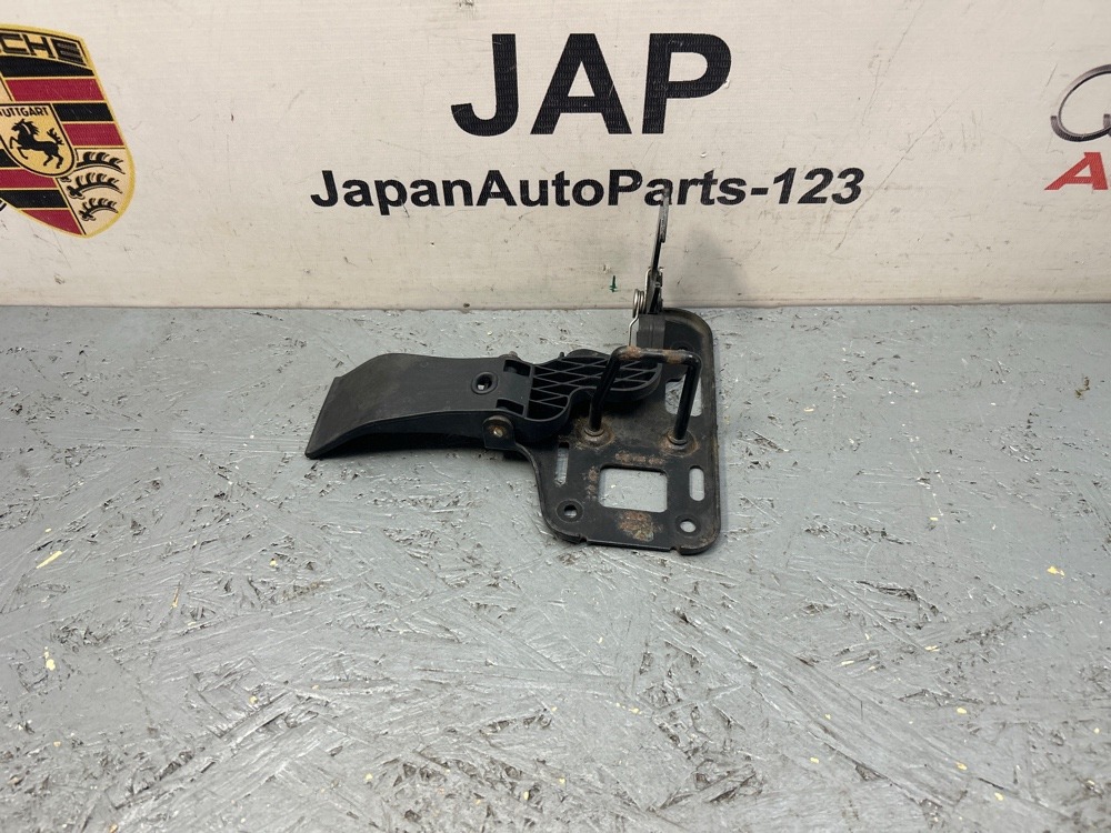 Крючок капота Audi Q5 2010 8R0823480A контрактная