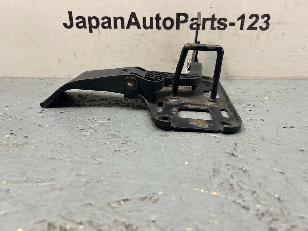 Крючок капота Q5 2010