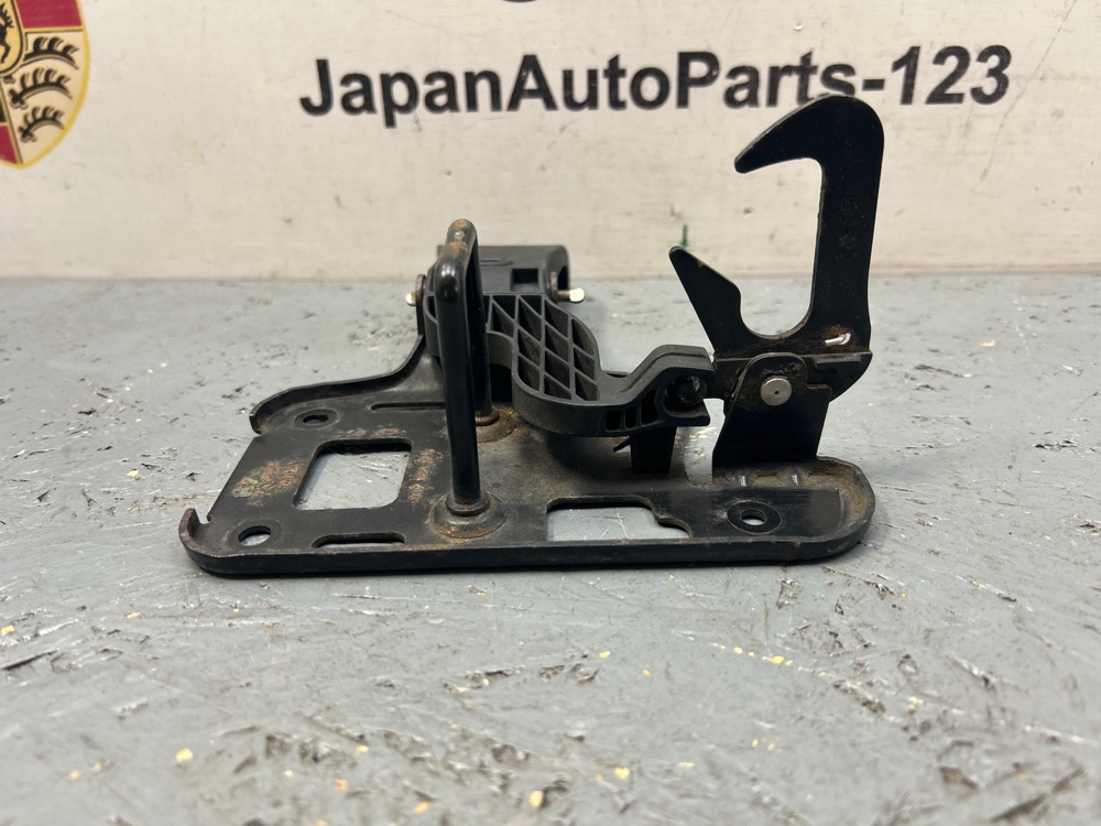 Крючок капота Audi Q5