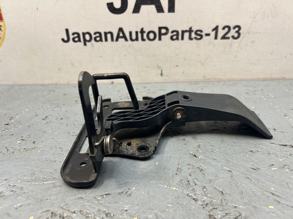 Крючок капота Q5 2010