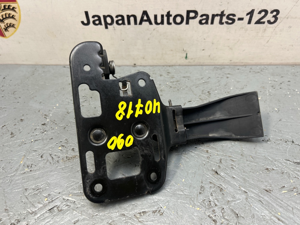 Крючок капота Q5 2010