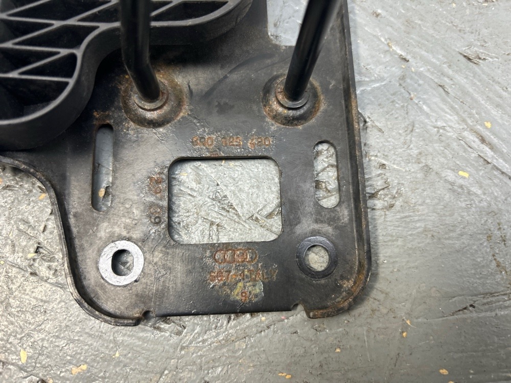 Крючок капота Q5 2010