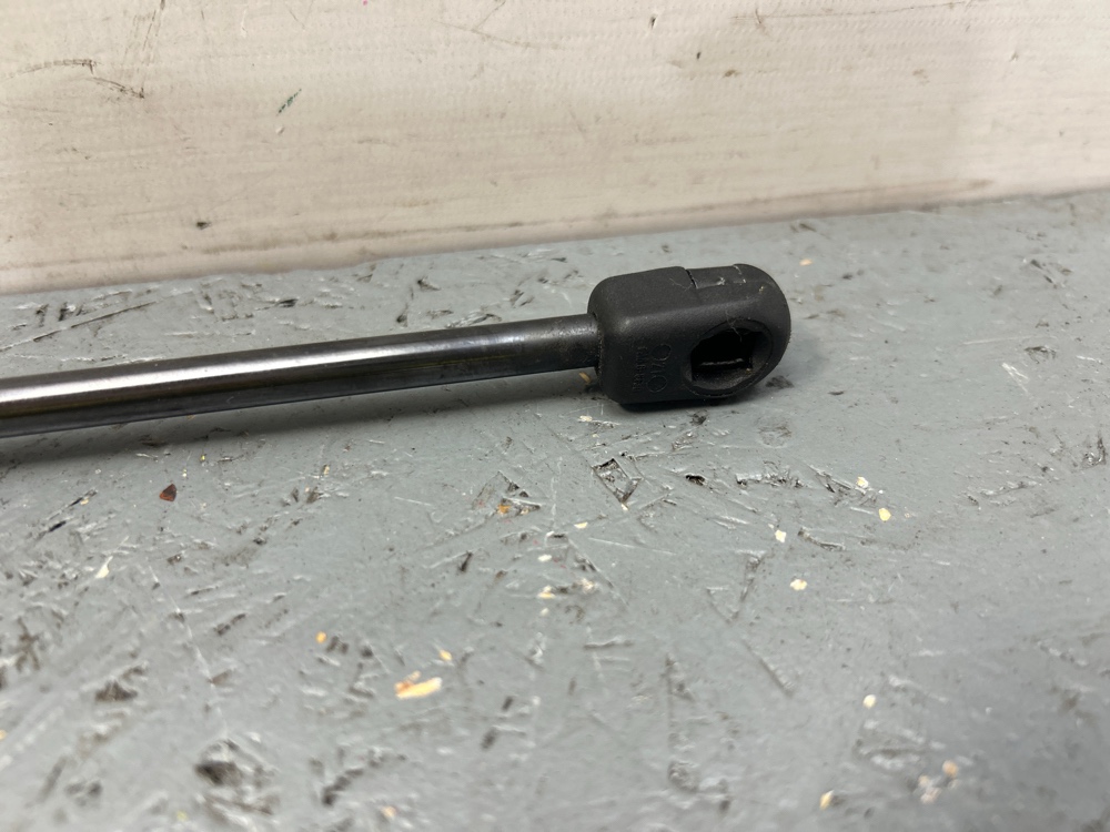 Амортизатор капота A7 2011