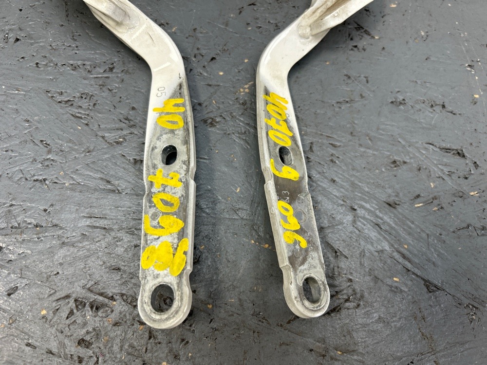 Петля крышки багажника A1 2011