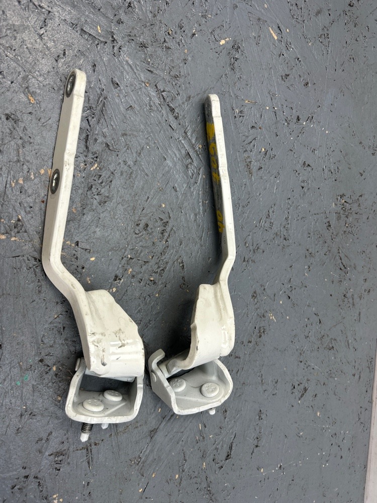 Петля крышки багажника A1 2011