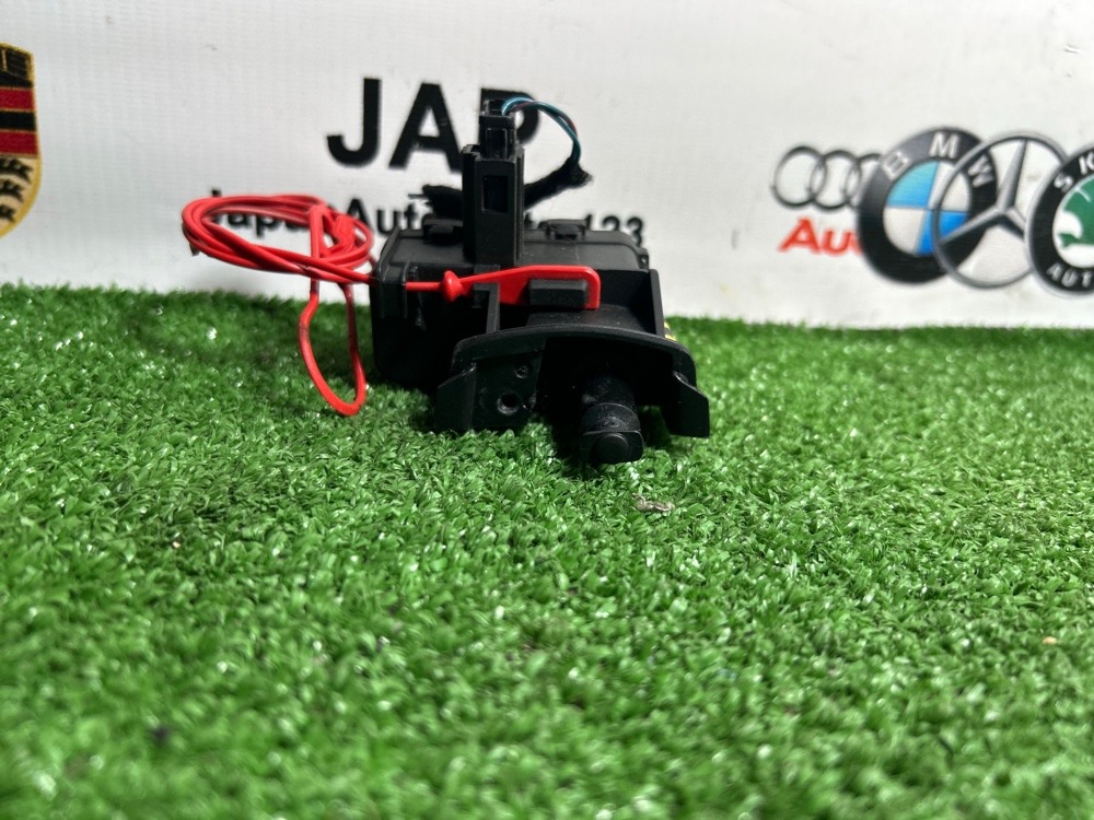 Активатор лючка бензобака Q5 2010 Активатор лючка бензобака Q5 2010