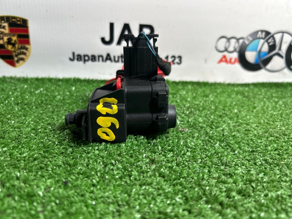 Активатор лючка бензобака Audi Q5 Активатор лючка бензобака Audi Q5