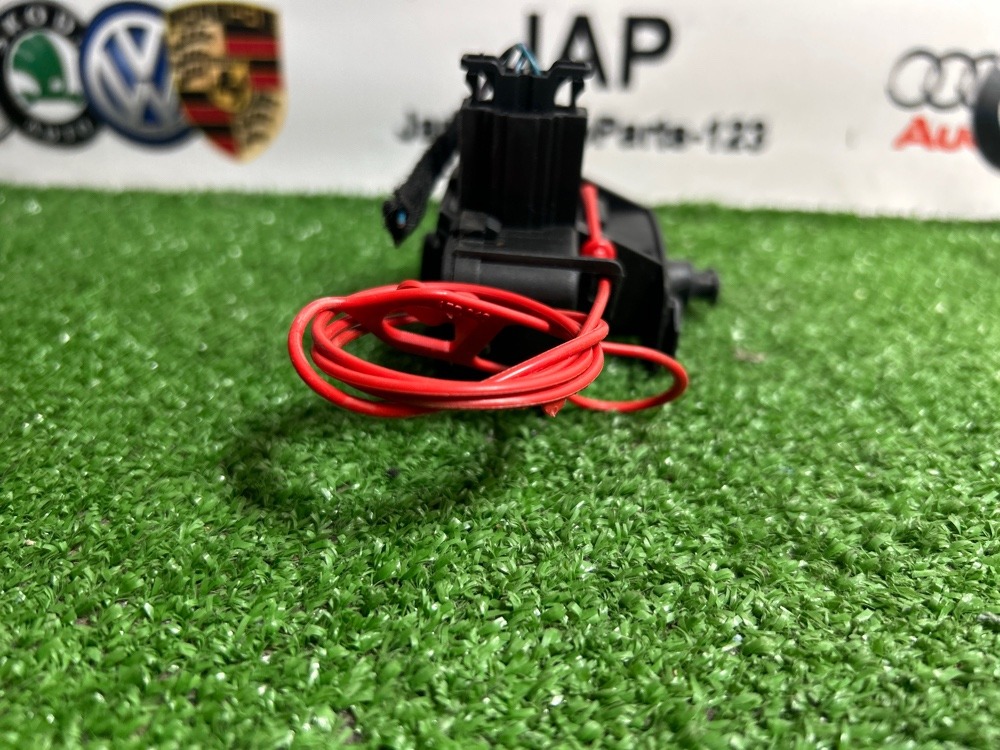 Активатор лючка бензобака Q5 2010 Активатор лючка бензобака Q5 2010