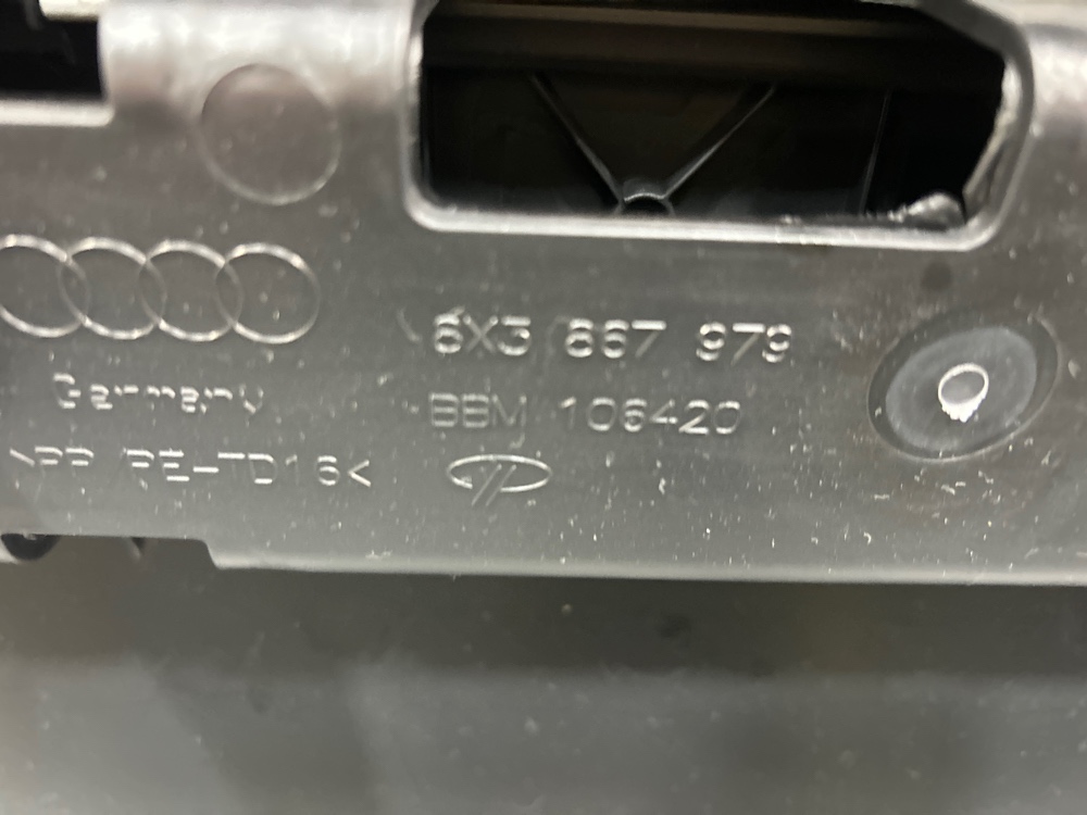 Обшивка двери багажника A1 2011 Обшивка двери багажника A1 2011