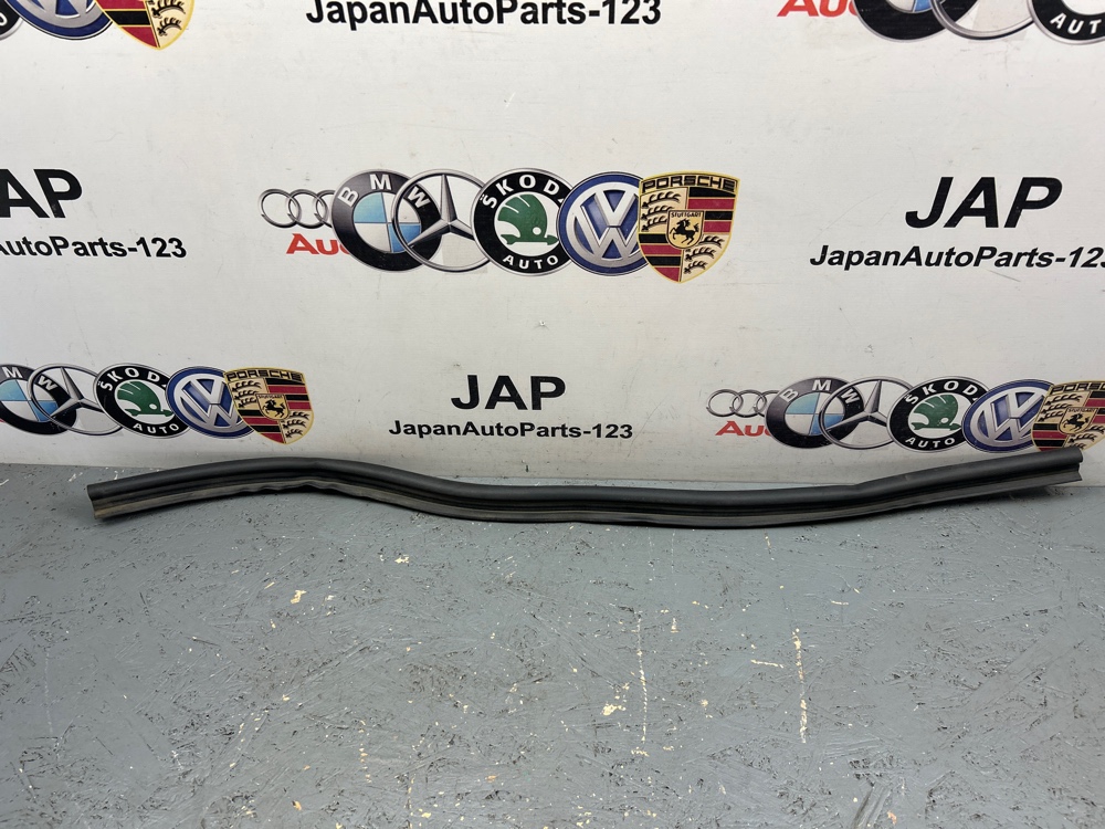 Запчасть уплотнение капота Audi A6 2012 4G0823723 контрактная Уплотнение капота Audi A6 2012 4G0823723 контрактная