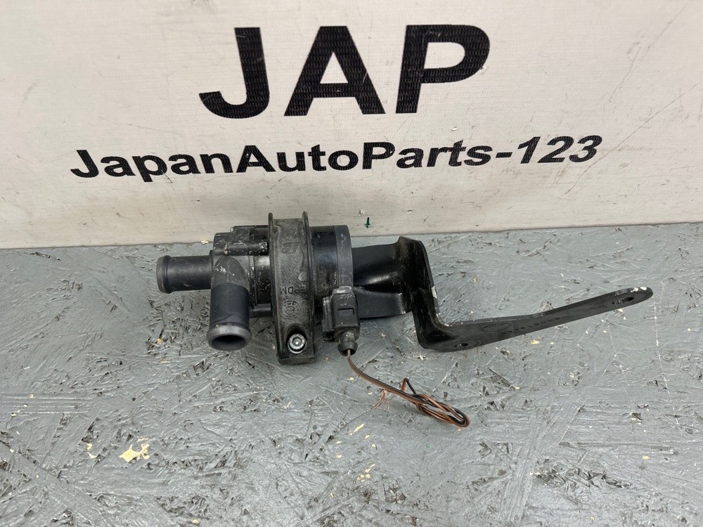 Насос водяной Audi A4 2009 1K0965561G контрактная