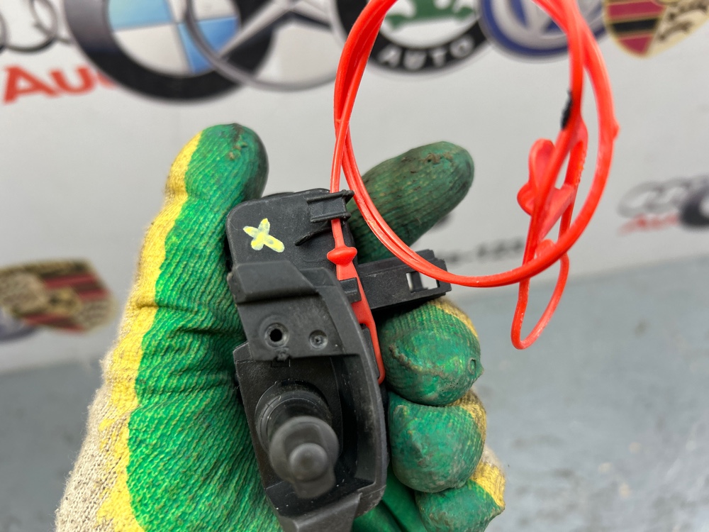 Активатор лючка бензобака A4 2009