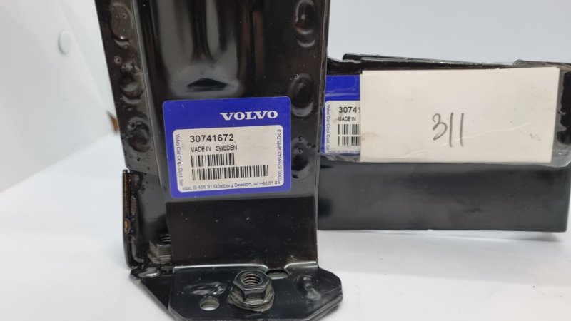 30744752 Кронштейн радиатора нижний правый Volvo 30741672 купить новая id1950