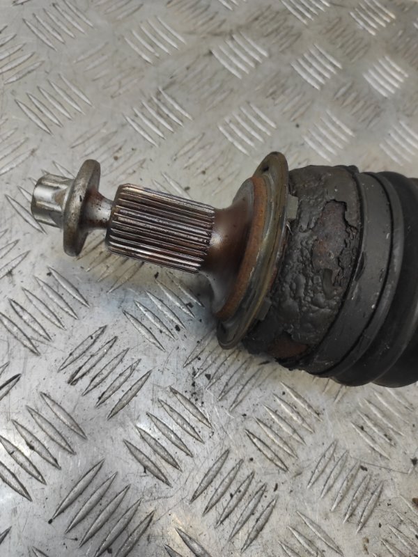 Полуось (приводной вал левый Mercedes-Benz CLA седан 1.6 270910