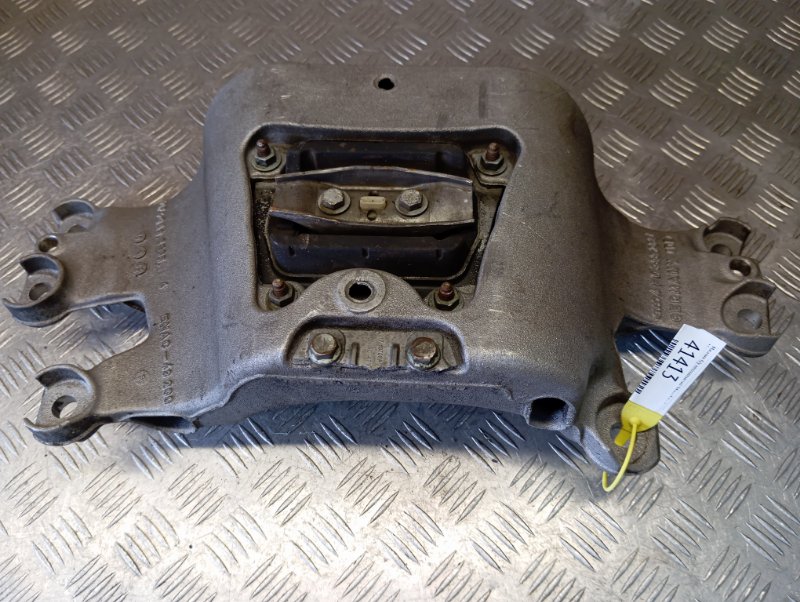 КРОНШТЕЙН КПП Audi A6 C6 3.2 (б/у)