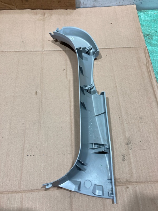 Обшивка крышки багажника правая LX570 2011 URJ200 3UR-FE 5.7