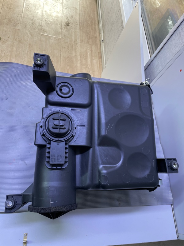 Корпус воздушного фильтра LX570 2016-2021 URJ202 3UR-FE 5.7