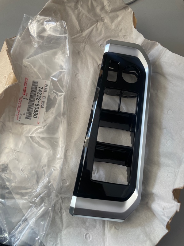 Накладка декоративная передняя левая TOYOTA Land Cruiser 2021-2024 VJA300 7423260880 новая