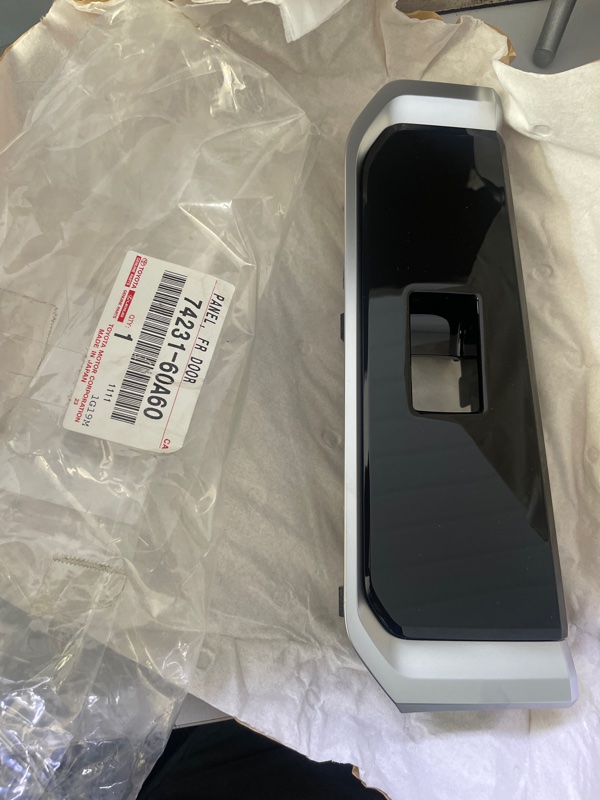 Накладка декоративная передняя правая TOYOTA Land Cruiser 2021-2024 VJA300 7423160A60 новая