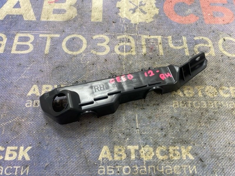 Крепление бампера переднее правое Kia Ceed JD D4FB