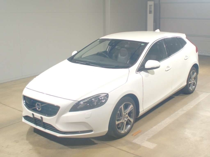 Бампер передний V40 2012-2016 MV B4154T4
