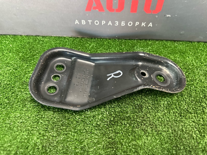 Кронштейн переднего подрамника передний правый Rapid 2016 1.6 CWVB Кронштейн переднего подрамника передний правый Rapid 2016 1.6 CWVB