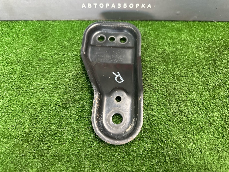 Кронштейн переднего подрамника передний правый Skoda Rapid 1.6 CWVB Кронштейн переднего подрамника передний правый Skoda Rapid 1.6 CWVB