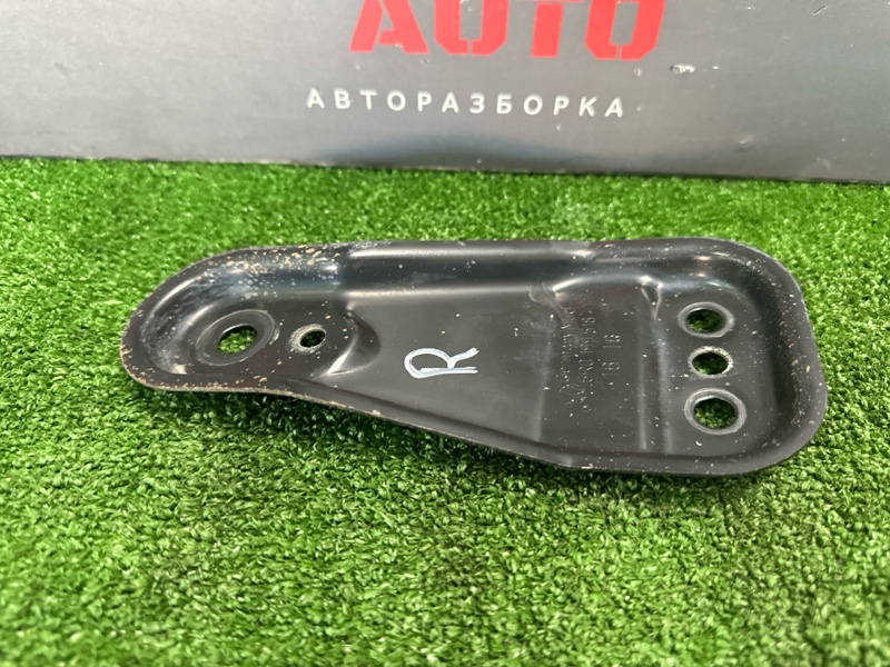 Кронштейн переднего подрамника передний правый Rapid 2016 1.6 CWVB Кронштейн переднего подрамника передний правый Rapid 2016 1.6 CWVB