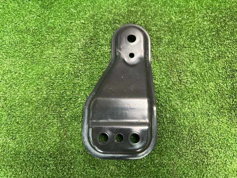 Кронштейн переднего подрамника передний правый Rapid 2016 1.6 CWVB Кронштейн переднего подрамника передний правый Rapid 2016 1.6 CWVB