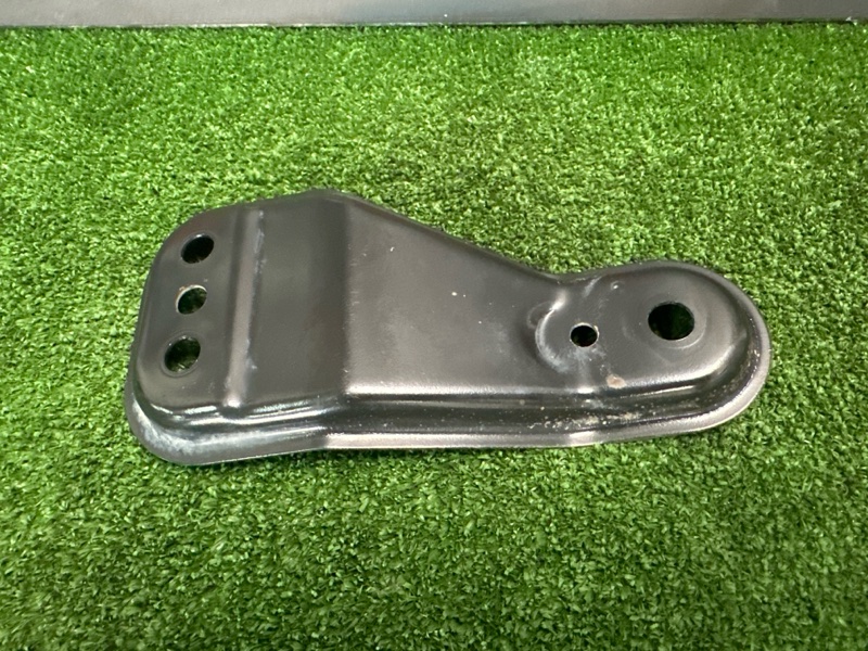 Кронштейн переднего подрамника передний правый Rapid 2016 1.6 CWVB Кронштейн переднего подрамника передний правый Rapid 2016 1.6 CWVB