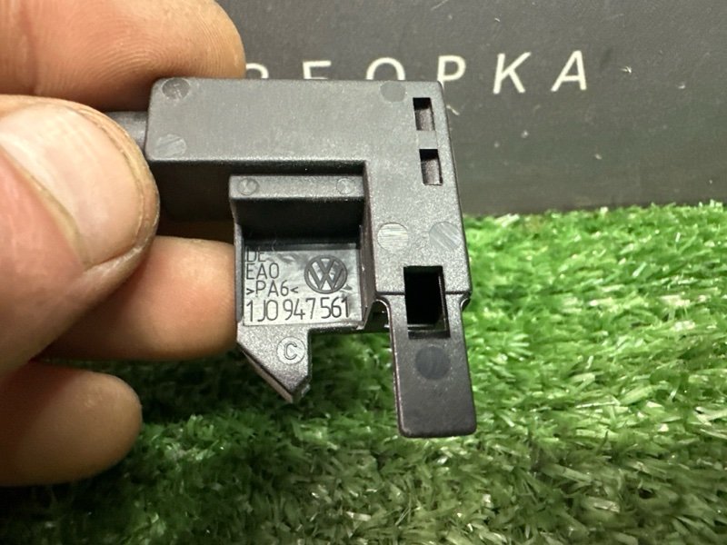 Концевик ручника Octavia 2014 A7 1.4 CHPA