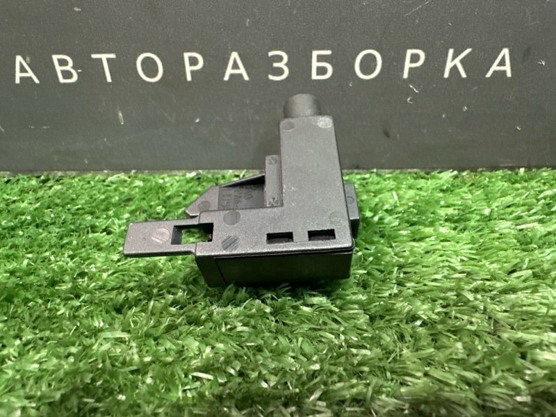 Концевик ручника Skoda Octavia A7 1.4 CHPA