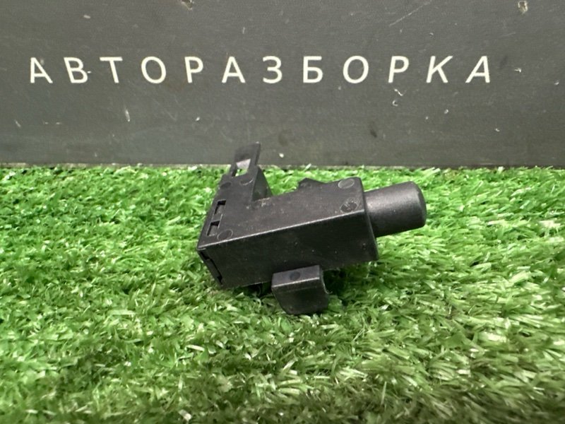 Концевик ручника Octavia 2014 A7 1.4 CHPA