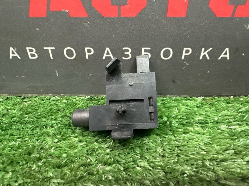 Концевик ручника Octavia 2014 A7 1.4 CHPA