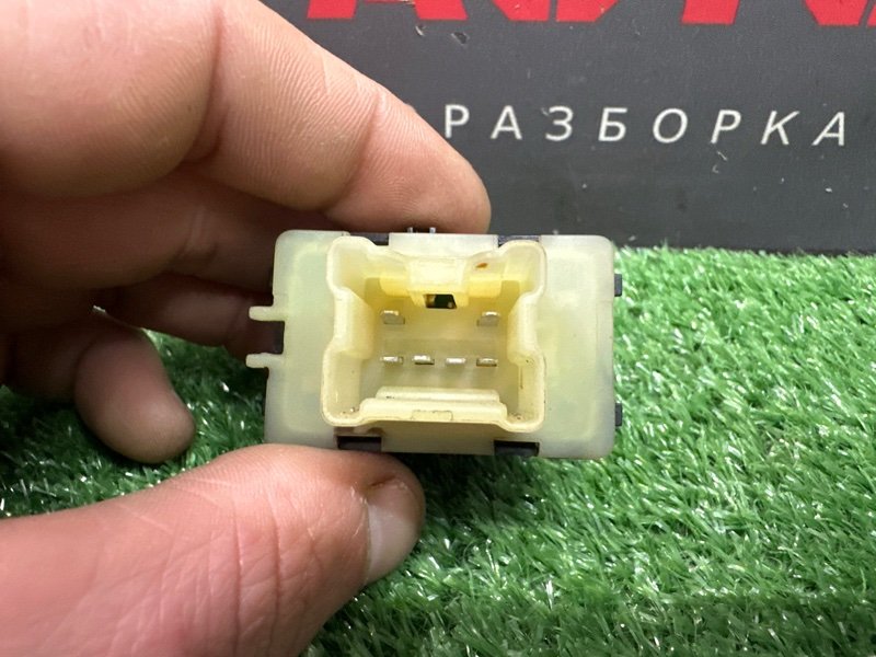 Кнопка стеклоподъемника Kaptur 2017 1.6 H4M Кнопка стеклоподъемника Kaptur 2017 1.6 H4M