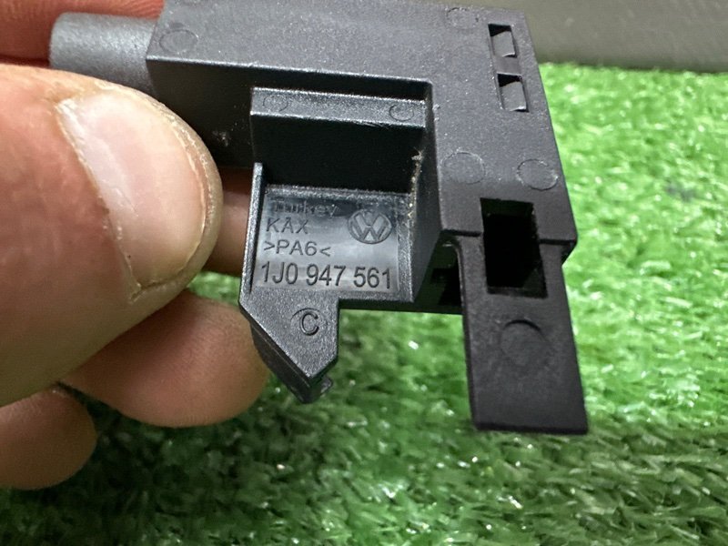 Концевик ручника Octavia 2014 A7 1.4 CHPA