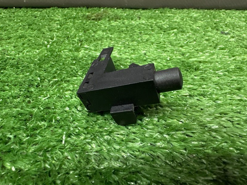 Концевик ручника Octavia 2014 A7 1.4 CHPA