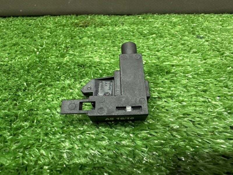 Концевик ручника Octavia 2014 A7 1.4 CHPA