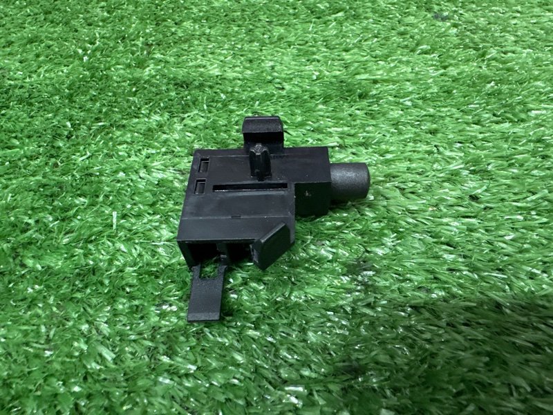 Концевик ручника Octavia 2014 A7 1.4 CHPA