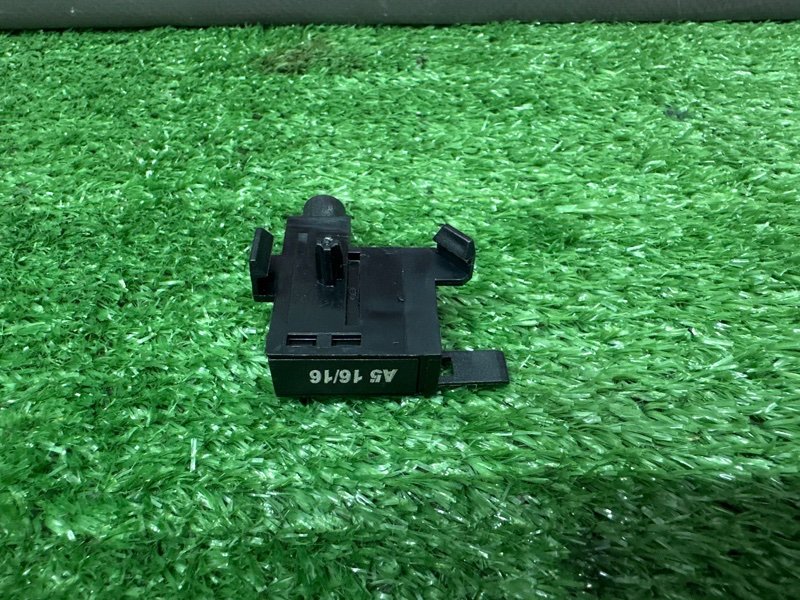 Концевик ручника Octavia 2014 A7 1.4 CHPA