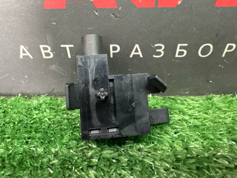 Концевик ручника Octavia 2014 A7 1.4 CHPA